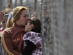 Una madre besa a su hijo mientras esperan acceder a una visita en el penal de Apocada en el murieron 44 reos. REUTERS  /