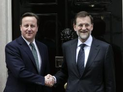 El primer ministro británico, David Cameron (I), ha recibido hoy a la puerta de su residencia al presidente español, Mariano Rajoy. EFE  /