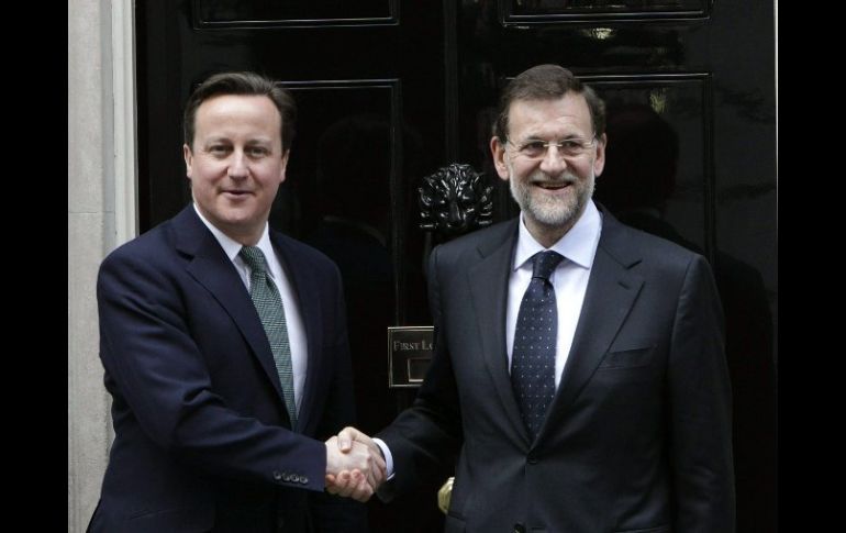 El primer ministro británico, David Cameron (I), ha recibido hoy a la puerta de su residencia al presidente español, Mariano Rajoy. EFE  /