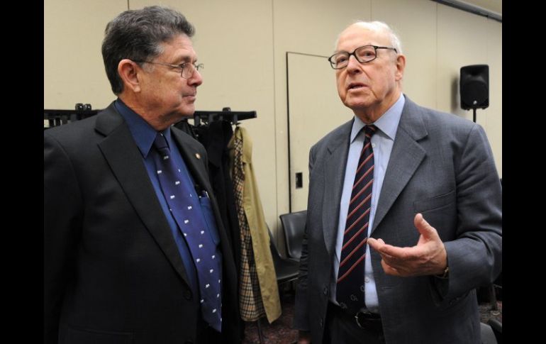 Hans Blix (d) director de la ONU y Robert Kelly (izq) jefe inspector de la AIEA en Irán. AFP  /