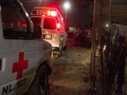 No obstante que las autoridades no reportaron heridos por trifulca en Apodaca, se vio ingresar a algunas ambulancias. AP  /