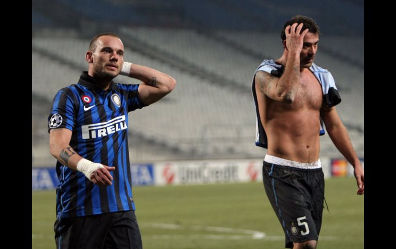 Sneijder y Stankovic salen derrotados del Stade Vélodrome del Marsella. AP  /