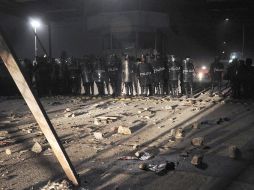 Policías realizaron ayer un operativo en el penal de Apodaca para trasladar tres internos a Puente Grande. EFE  /