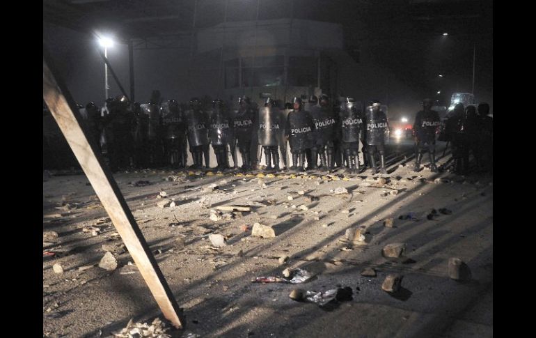 Policías realizaron ayer un operativo en el penal de Apodaca para trasladar tres internos a Puente Grande. EFE  /