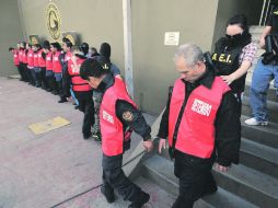 Miguel Andrés Martínez, en compañía de algunos de los otros 28 arraigados por su presunta participación en la fuga de 30 reos. EFE  /