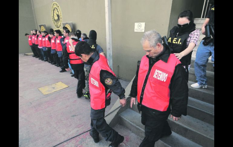 Miguel Andrés Martínez, en compañía de algunos de los otros 28 arraigados por su presunta participación en la fuga de 30 reos. EFE  /