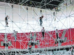 Más de 120 personas trabajan desde inicios de esta semana en el escenario para recibir a Sir Elton John en el Omnilife.  /