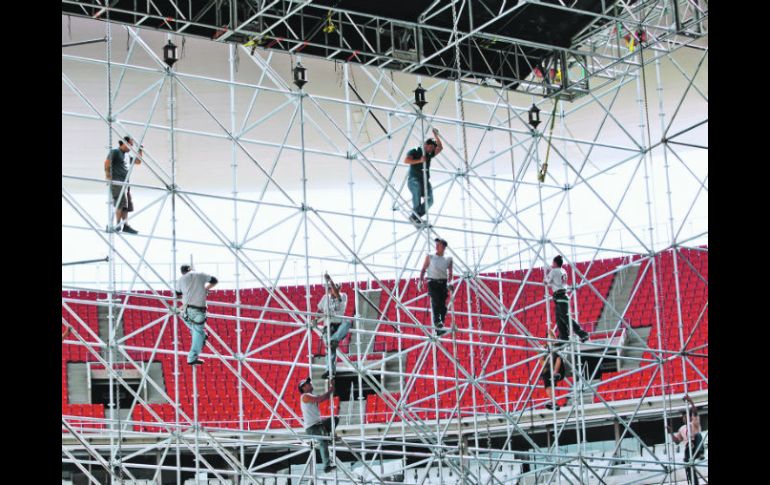 Más de 120 personas trabajan desde inicios de esta semana en el escenario para recibir a Sir Elton John en el Omnilife.  /