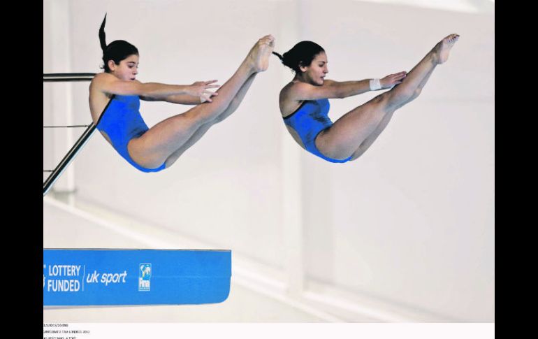 La tapatía de 14 años, Alejandra Orozco (izq.) y Paola Espinosa durante la final de los 10 metros sincronizados. MEXSPORT  /