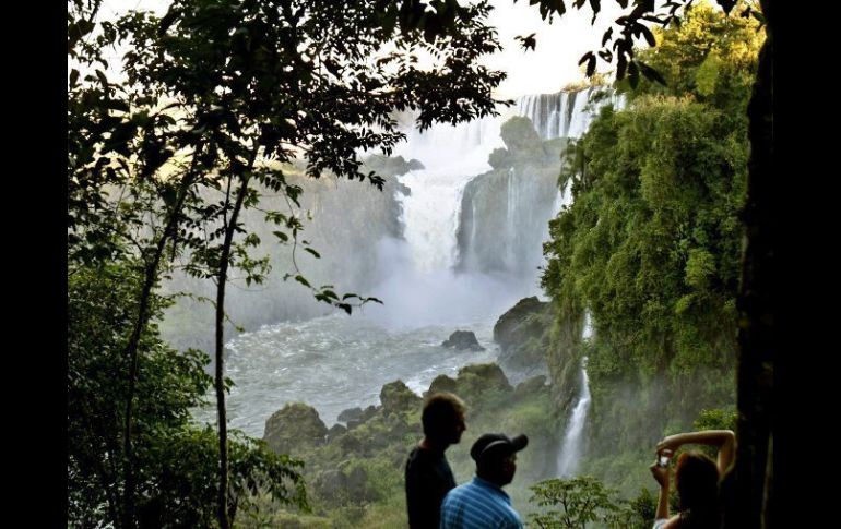 Con dos mil 700 metros y 275 saltos de agua las cataratas de Iguazú son reconocidas comio una de laas Maravillas del Mundo Natural. EFE  /