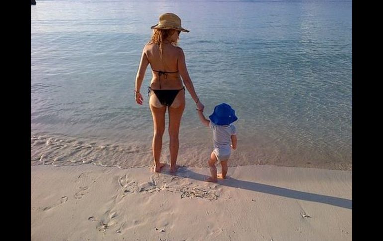 Una foto que evoca la relación de una madre con su hijo: Paulina Rubio y Andrea Nicolás en la playa. ESPECIAL  /