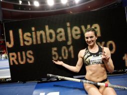 Yelena Isinbayeva posa junta a su nueva marca mundial. EFE  /