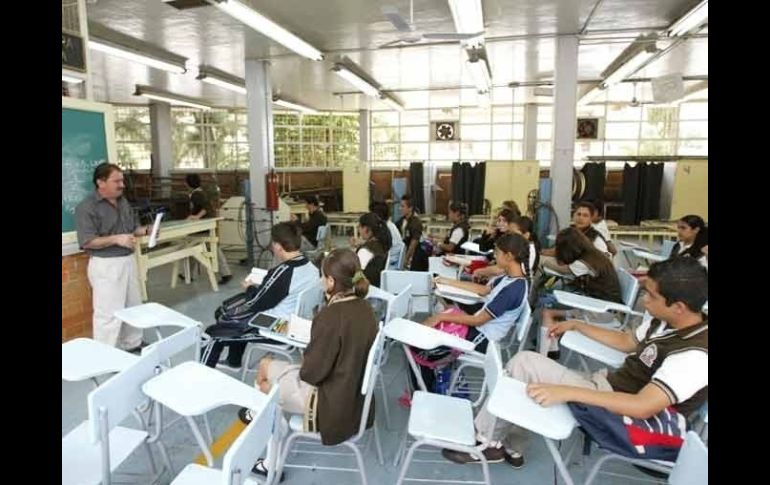 El Instituto Nacional para la Evaluación de la Educación alerta por el aumento de menores que trabajan y dejan los estudios. ARCHIVO  /