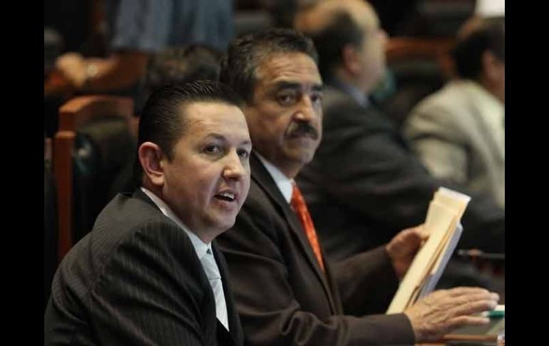 Salvador Barajas (izq.) dice que ex legisladores de la Comisión de Administración de la anterior Legislatura no justificaron el gasto.  /