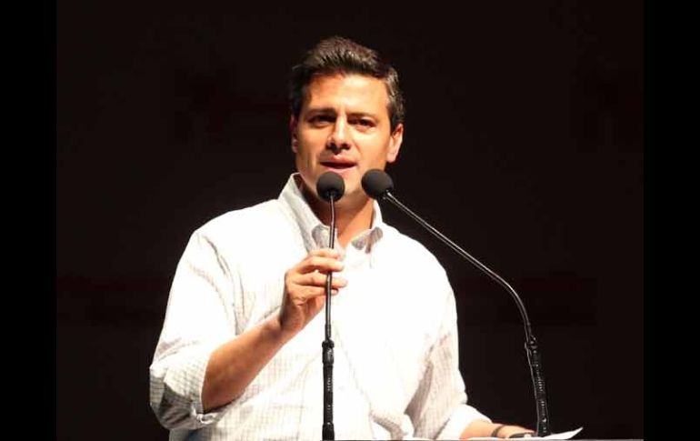 Según Consulta Mitofsky, Peña Nieto detiene una pendiente que le ha quitado 12 puntos en un año. ARCHIVO  /