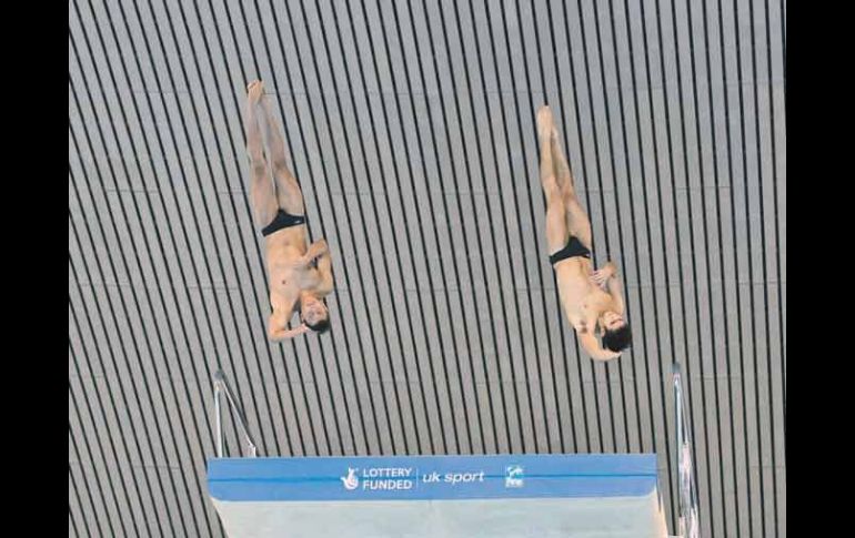 Germán Sánchez (izq.) e Iván García acumularon 460.17 puntos tras sus ejecuciones para obtener la plata. MEXSPORT  /