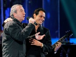 Marc Anthony y José Luis Perales intrepretando en Viña ''Y cómo es él''. Memorable. REUTERS  /