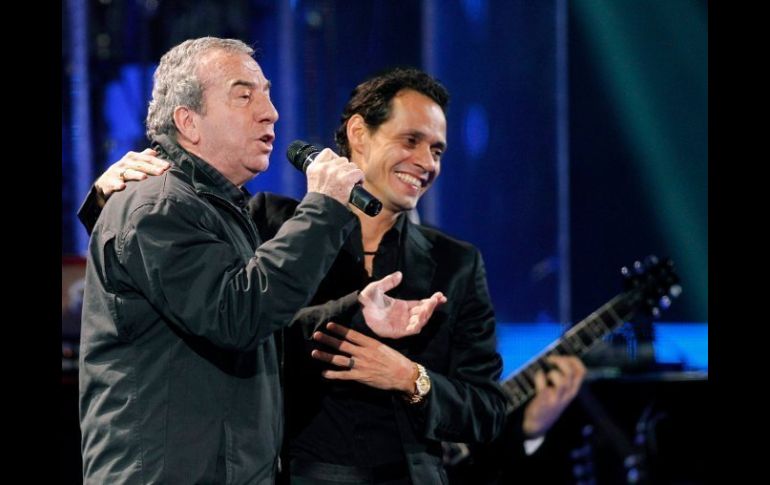 Marc Anthony y José Luis Perales intrepretando en Viña ''Y cómo es él''. Memorable. REUTERS  /