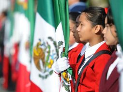 González Márquez realizó incineración de banderas entregadas por alumnos de preescolar y primarias de la ZMG. ESPECIAL  /