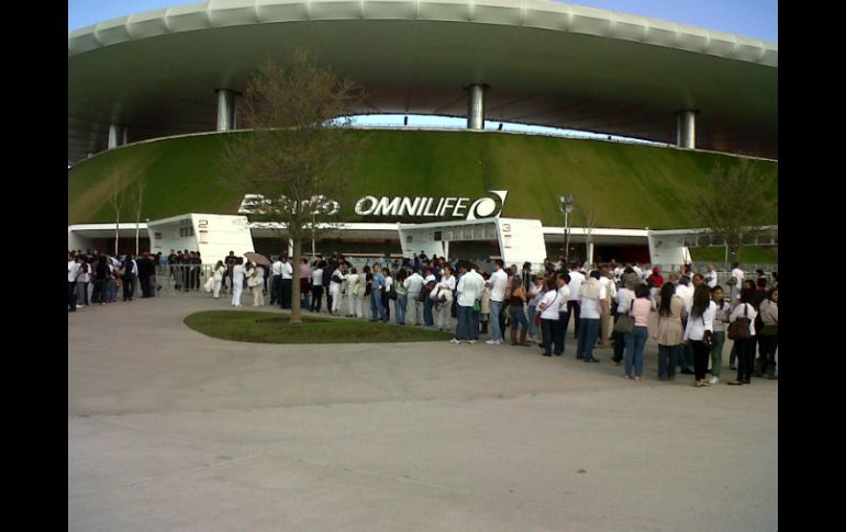 El acceso al recital de Elton continúa con calma.  /