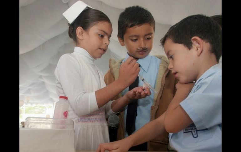 Personal del IMSS buscan transmitir a los niños la importancia de la aplicación de  vacunas. ARCHIVO  /