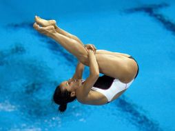 Laura Sánchez efectua un salto durante la competencia en Londres. EFE  /