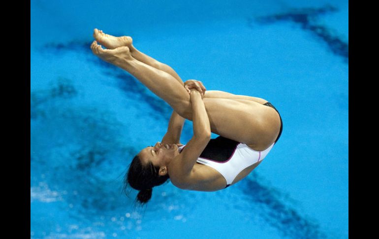 Laura Sánchez efectua un salto durante la competencia en Londres. EFE  /