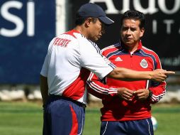 Ignacio Ambriz y Alberto Coyote intercambian palabras durante la práctica de Chivas. MEXSPORT  /