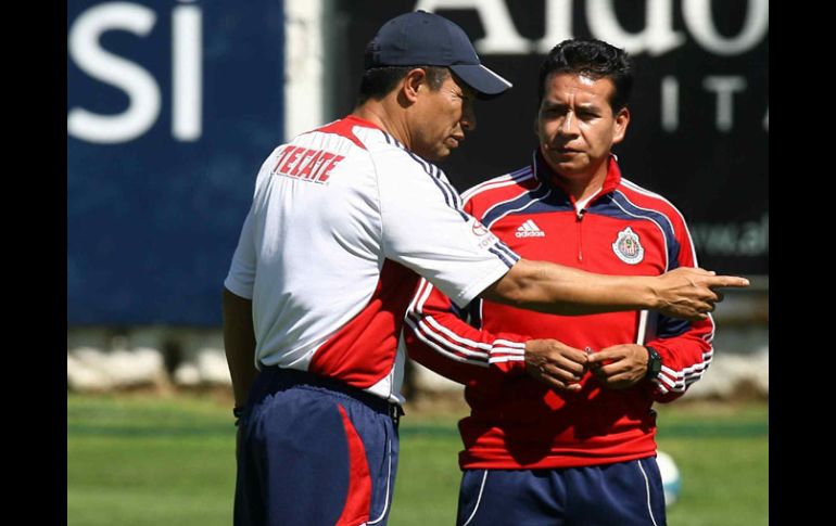 Ignacio Ambriz y Alberto Coyote intercambian palabras durante la práctica de Chivas. MEXSPORT  /