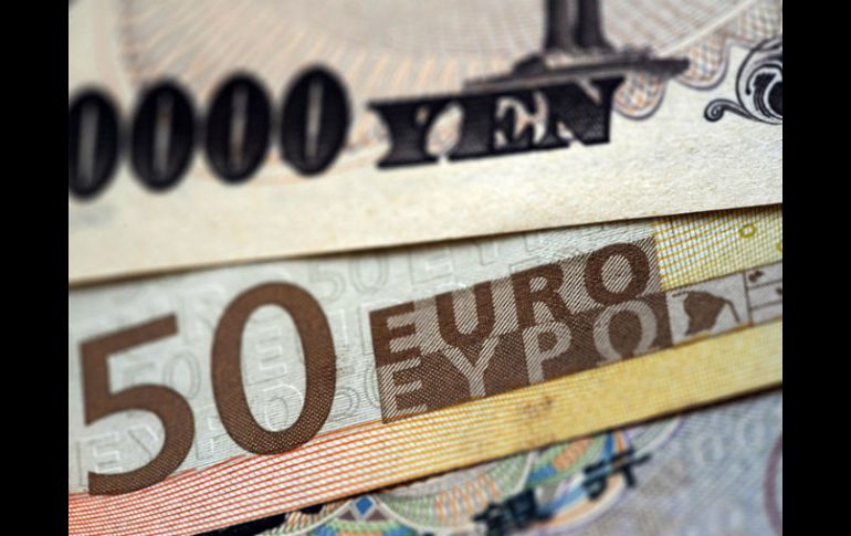 Detalle de un billete de banco de 50 euros entre dos de 10 mil yenes.  /