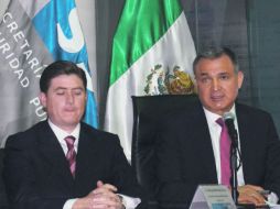 Rodrigo Medina (izq.), gobernador de Nuevo León, junto a Genaro García Luna, secretario de Seguridad Pública federal. EL UNIVERSAL  /