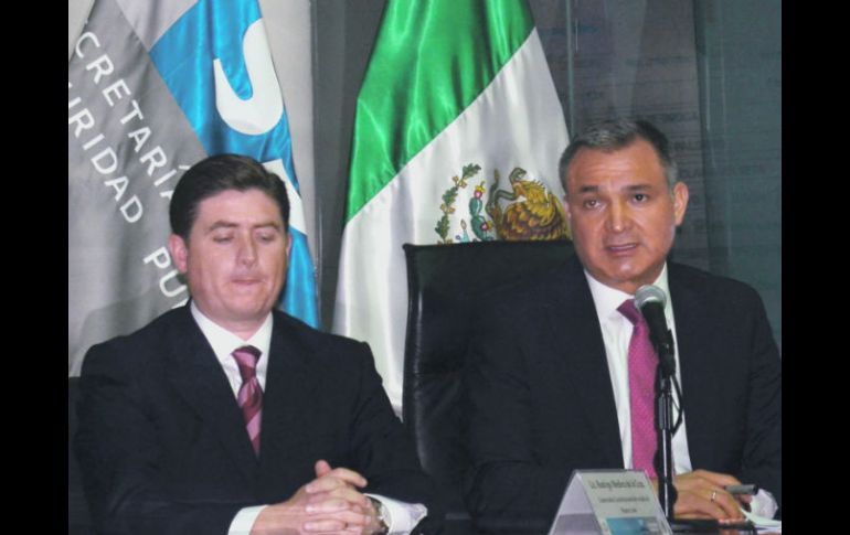 Rodrigo Medina (izq.), gobernador de Nuevo León, junto a Genaro García Luna, secretario de Seguridad Pública federal. EL UNIVERSAL  /