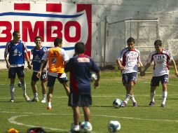 Jugadores rojiblancos durante entrenamiento en Verde Valle de cara al partido con Santos.  /