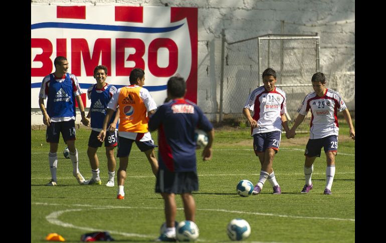 Jugadores rojiblancos durante entrenamiento en Verde Valle de cara al partido con Santos.  /