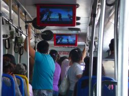 Son monitores instalados en las unidades del BRT que corre por la Calzada Independencia-Gobernador Curiel.  /