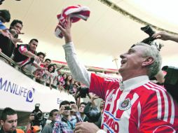 Johan Cruyff se divirtió regalando camisetas rojiblancas a los aficionados que acudieron al Omnilife.  /