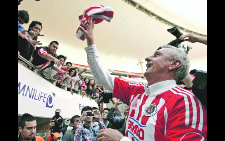 Johan Cruyff se divirtió regalando camisetas rojiblancas a los aficionados que acudieron al Omnilife.  /