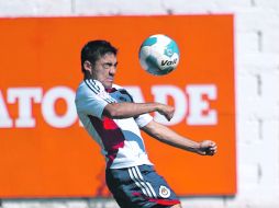 Marco Fabián salta para cabecear un balón durante el entrenamiento de Chivas en Verde Valle. MEXSPORT  /