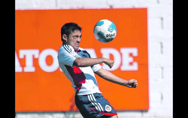 Marco Fabián salta para cabecear un balón durante el entrenamiento de Chivas en Verde Valle. MEXSPORT  /