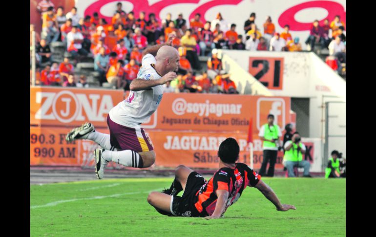 Ricardo Esqueda (der.), de Jaguares, le comete una falta a Rodrigo “Pony” Ruiz, de Estudiantes Tecos. NTX  /