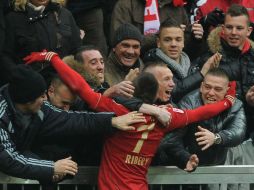 Franck Ribery celebra la victoria con aficionados del Bayern. AP  /