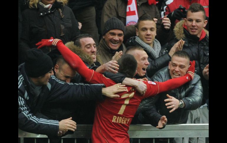 Franck Ribery celebra la victoria con aficionados del Bayern. AP  /