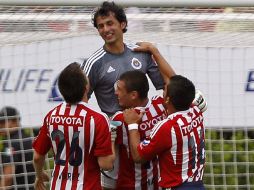 Los jugadores de Chivas celebran con Luis Michel al final del encuentro. EFE  /