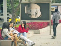 En la imagen, jóvenes en el camellón de Avenida Chapultepec, espacio público que ha cobrado nueva vida.  /