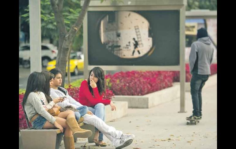 En la imagen, jóvenes en el camellón de Avenida Chapultepec, espacio público que ha cobrado nueva vida.  /