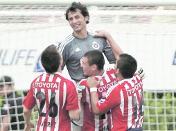 Luis Michel, quien atajó un penal a Hérculez Gómez, del Santos, casi para finalizar el partido, es felicitado por sus compañeros. EFE  /