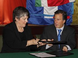 Janet Napolitano y el secretario de Hacienda y Crédito Público, José Antonio Meade en la firma del acuerdo. EL UNIVERSAL  /