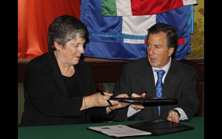 Janet Napolitano y el secretario de Hacienda y Crédito Público, José Antonio Meade en la firma del acuerdo. EL UNIVERSAL  /