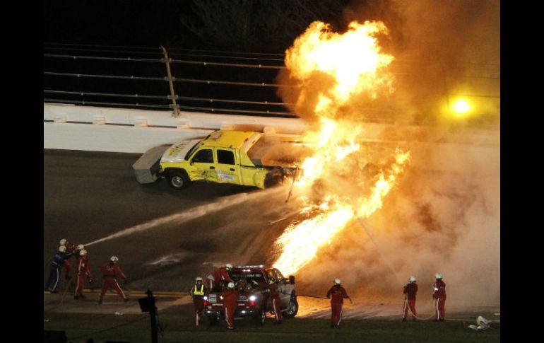 Montoya resultó ileso, mientras que el conductor del camión necesitó ayuda para salir. REUTERS  /