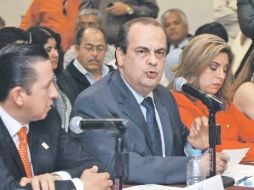 Alonso Godoy (centro) sobrevive a las pruebas de que recibió un pago de casi 10 millones de pesos como sobresueldo.  /